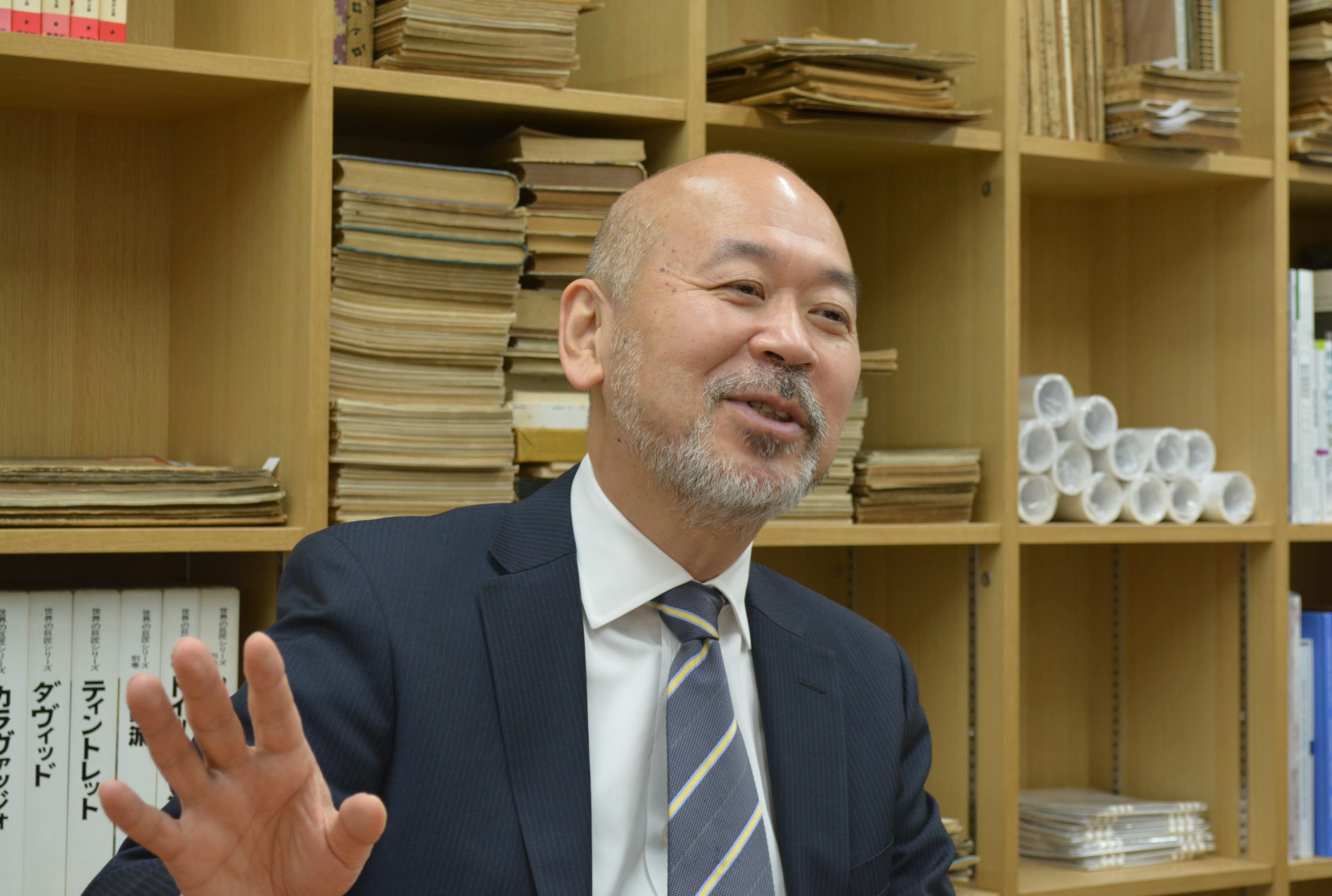 穏やかな表情で、美術館の魅力を語られる館長の菅谷富夫さん。