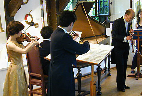 2003年、ドイツでの演奏風景。オーボエを演奏する延原さん。日本テレマン協会は、ヨーロッパでの公演活動も活発。★